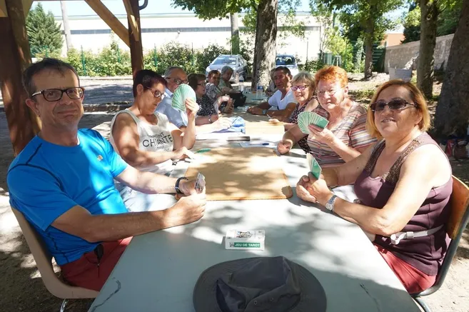 Les joueurs de tarot de la section loisirs et détente ont apprécié de jouer en plein air. © Moulin Olivier