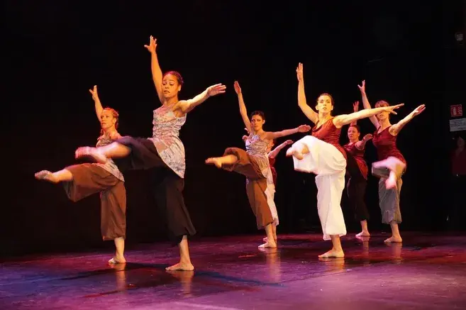 ASJ PRESSE – LA SECTION DANSE FAIT PARLER LES CORPS A SAINT-JEAN-DE-LA-RUELLE