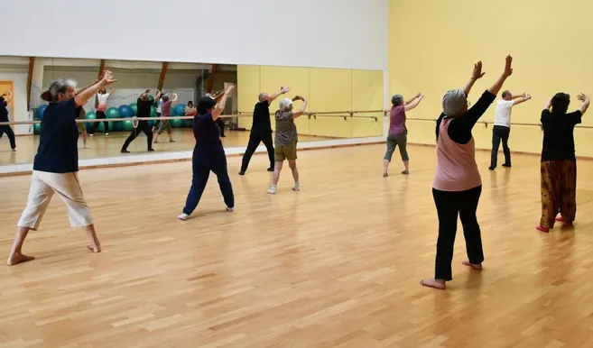 Certaines positions portent des noms évocateurs comme « cueillir les étoiles »