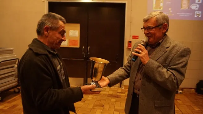 Jean-Marie Leroux (à droite), président de l’Alerte Saint-Jean, a remis la coupe Lepage à Roger Pellet. © Droits réservés