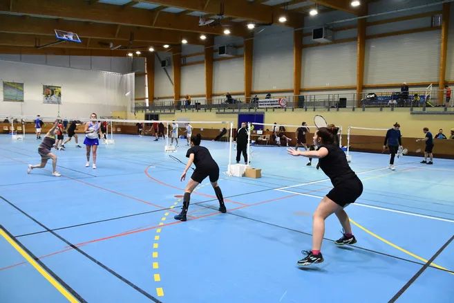 ASJ PRESSE – PLUS DE DEUX CENTS JOEURS DE BADMINTON