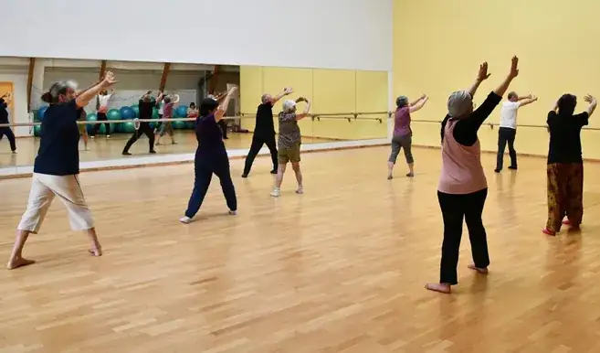 Certaines positions portent des noms évocateurs comme « cueillir les étoiles »